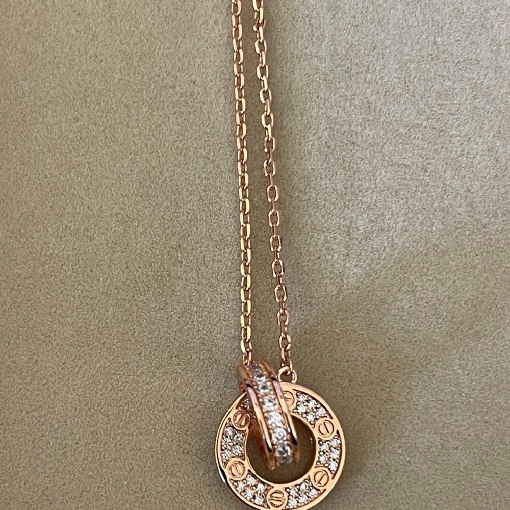 Elegant Gold Pendant Necklace